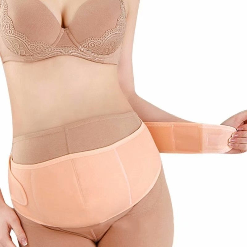 Mujer ajustando lateralmente la faja de maternidad beige, instrucción de uso del cinturón prenatal
