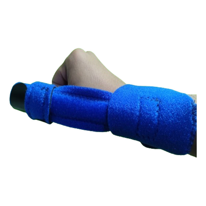 Férula inmovilizadora de pulgar azul con puño cerrado, vista lateral del antebrazo completo