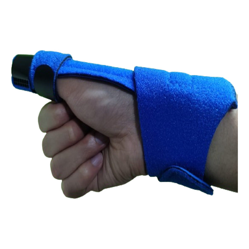 Férula inmovilizadora de pulgar derecho azul con cuatro dedos extendidos y banda en muñeca, vista lateral