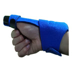Férula inmovilizadora de pulgar derecho azul con cuatro dedos extendidos y banda en muñeca, vista lateral