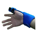 Férula inmovilizadora de pulgar derecho negro con puño cerrado y banda ajustable en muñeca, vista lateral