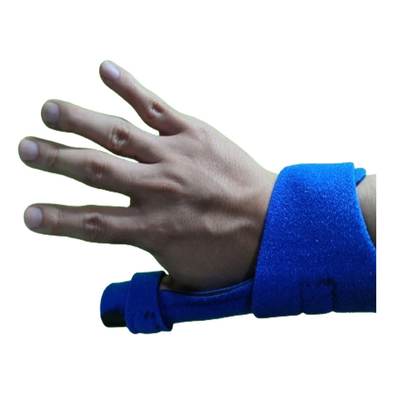 Inmovilizador de pulgar derecho negro con puño cerrado, vista lateral completa con antebrazo