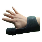Inmovilizador de pulgar negro mostrando detalle del soporte rígido en pulgar y banda en muñeca