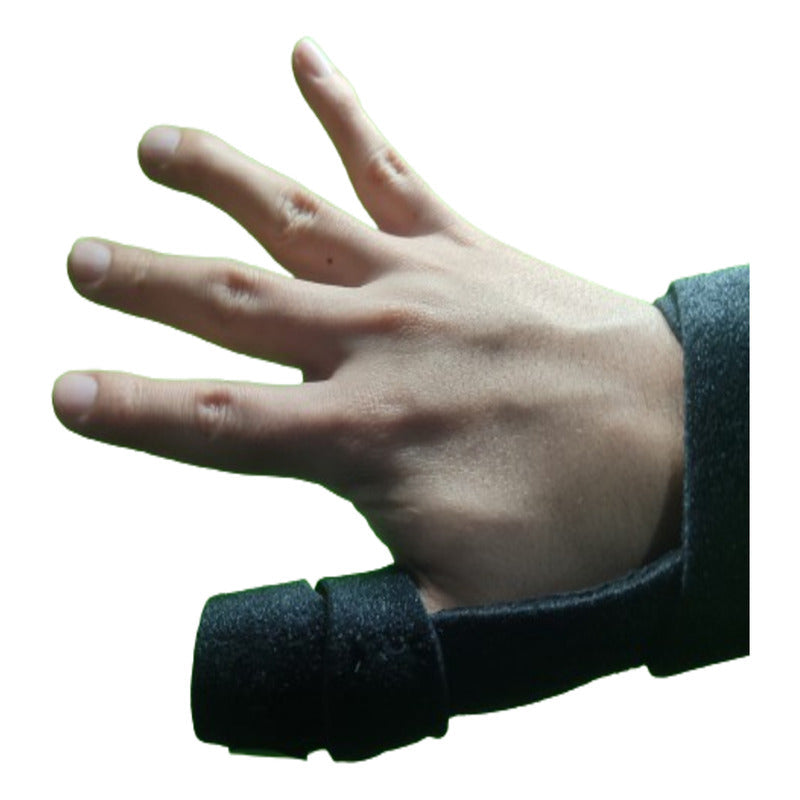 Inmovilizador de pulgar negro con cuatro dedos extendidos y pulgar cubierto, vista dorsal