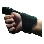 Férula inmovilizadora de pulgar negro en uso, vista lateral completa con muñeca y antebrazo