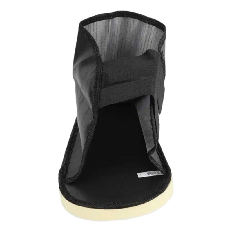 Zapato ortopédico negro ángulo diagonal suela blanca